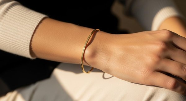 Le bracelet doré : l'accessoire tendance pour illuminer chaque tenue